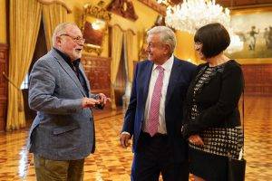 Fernando Savater en Palacio Nacional junto a su esposa, karen de Juan, y el presidente López Obrador