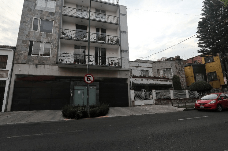 El inmueble de la calle Petén 329, colonia Narvarte, es uno de los 130 asegurados por la FGJ relacionados con la red de corrupción en el sector bienes raíces de Benito Juárez. Foto Marco Peláez para La Jornada